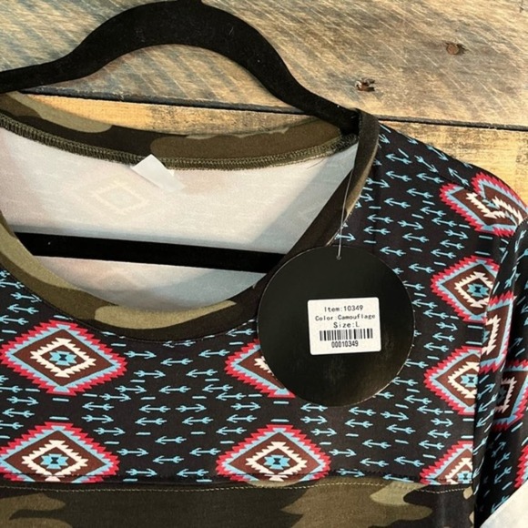 Sunshine & Rodeos Camo And Aztec Print Top Size Large - Picture 3 of 11